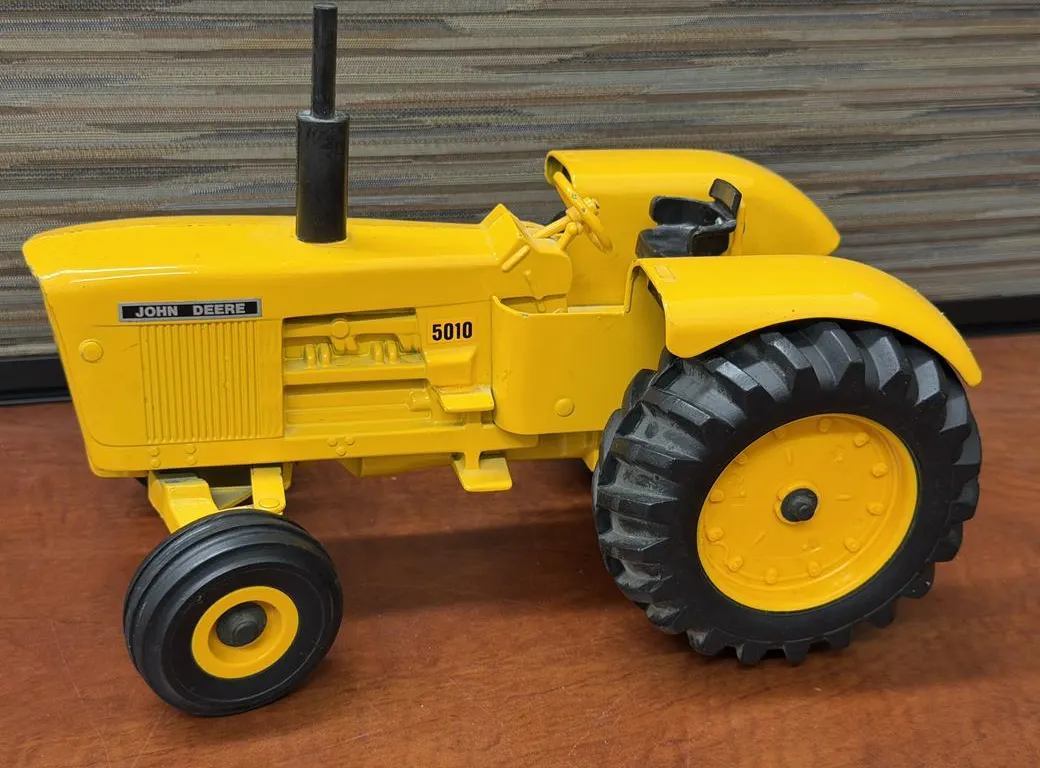 John Deere 5010 1963 Tractor- Yellow - 1/16