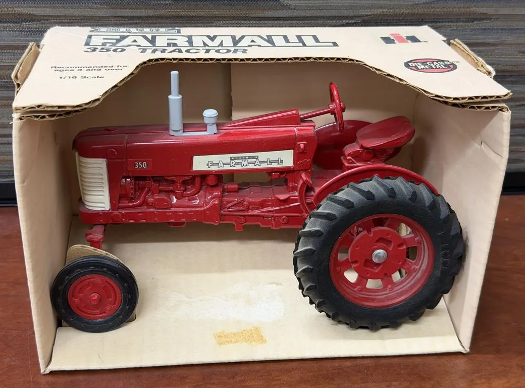 McCormick Farmall 350 Tractor - 1/16