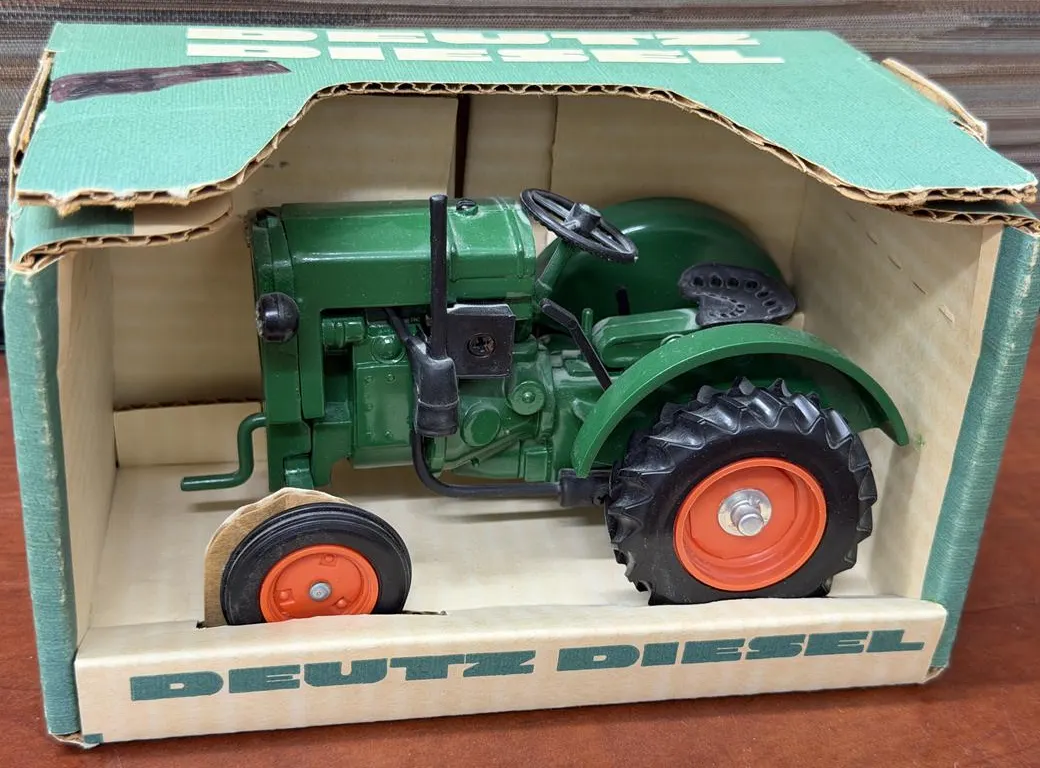 Deutz Diesel Tractor - Green - 1/16
