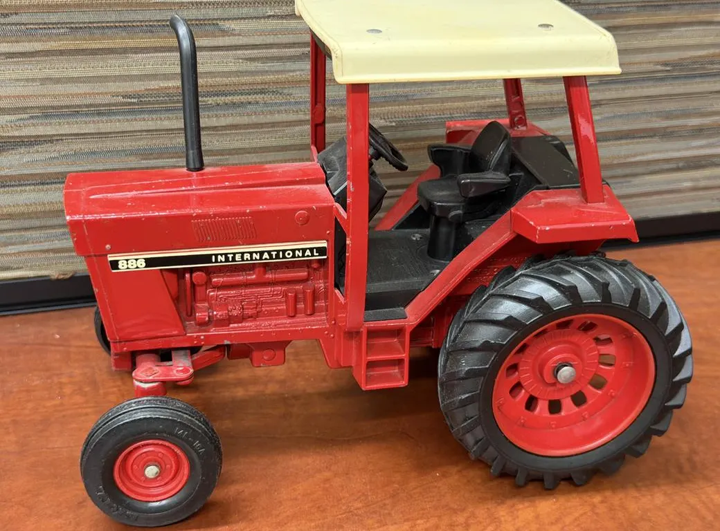 International 886 Cast Tractor - 1/16
