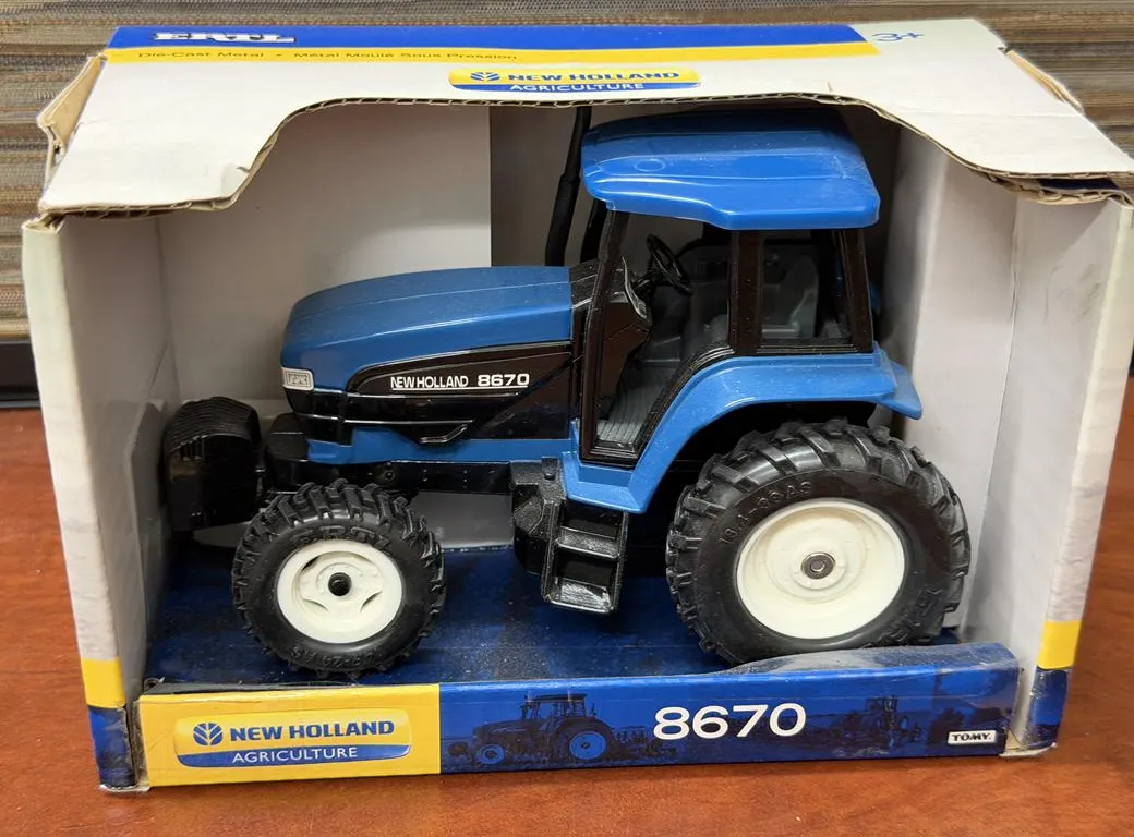 New Holland 8670 Die Cast Tractor - 1/16