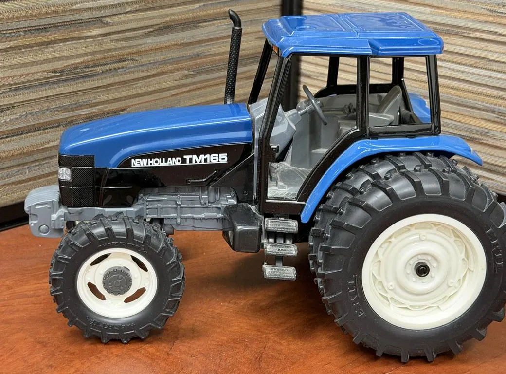 New Holland TM165 Tractor - 1/16