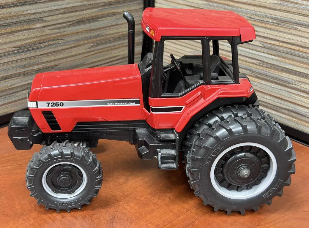 Case IH 7250 Cast Tractor - 1/16