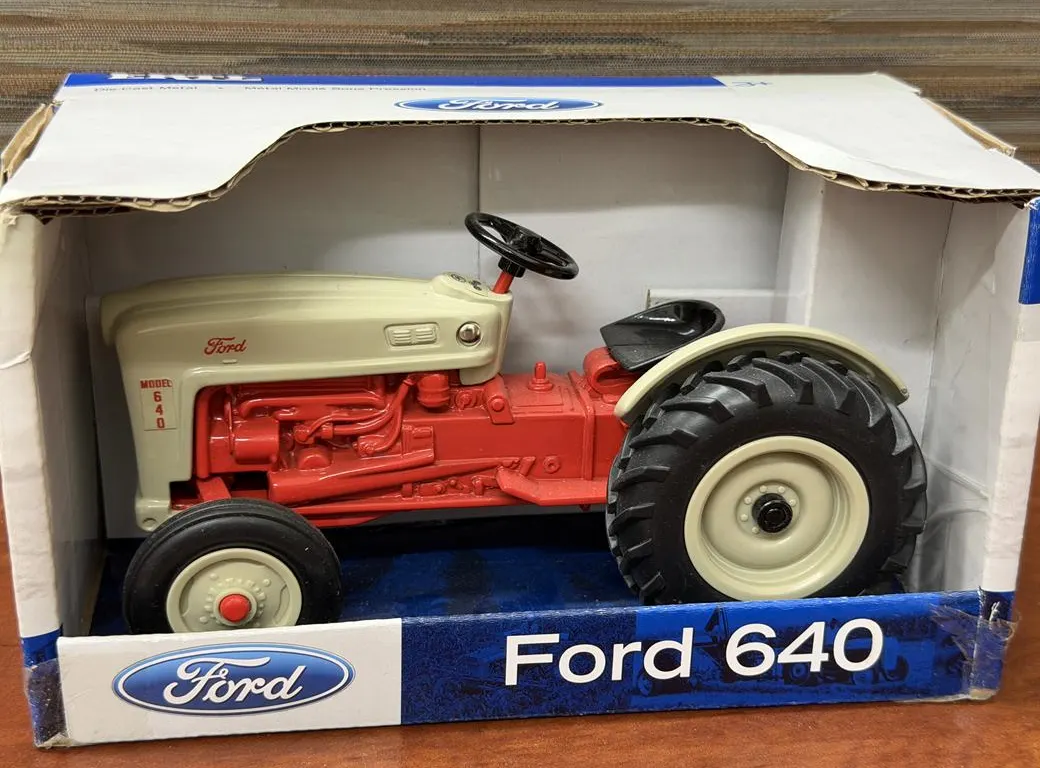 Ford 640 Die Cast Tractor - 1/16