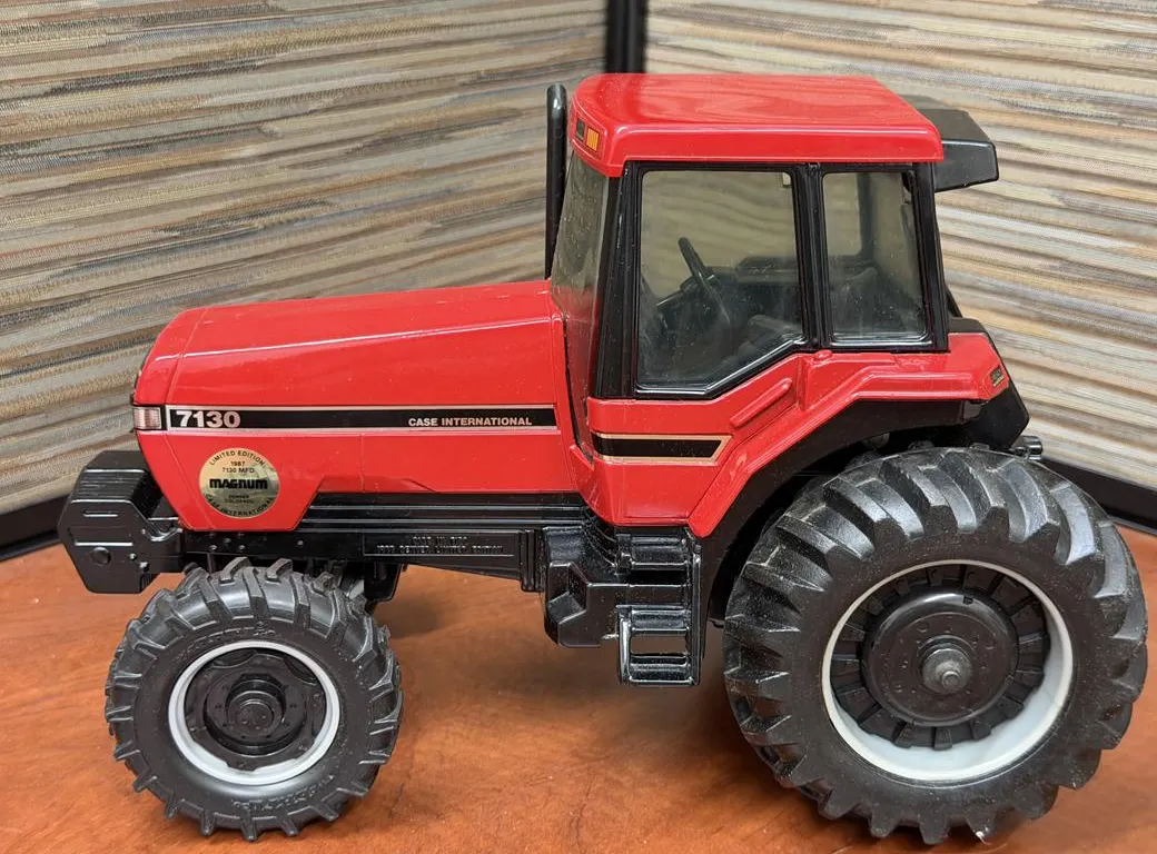 Case IH 7130 Magnum 4WD Tractor - 1/16