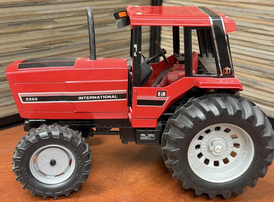 International 5288 Tractor - 1/16