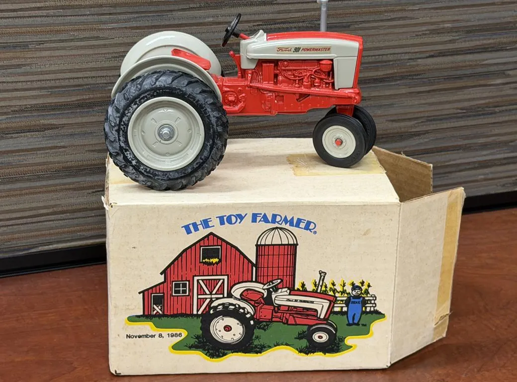Ford 901 Powermaster Tractor - 1/16