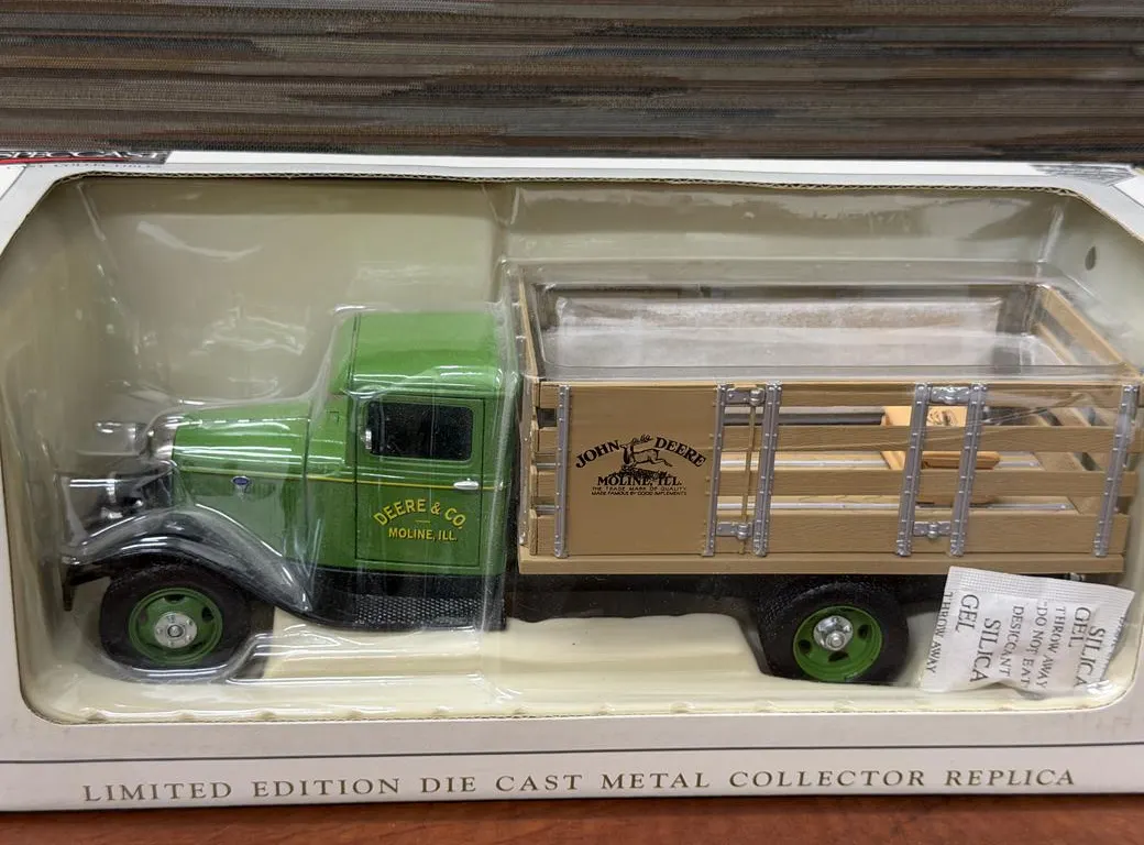 John Deere Moline Delivery Truck - 1/24