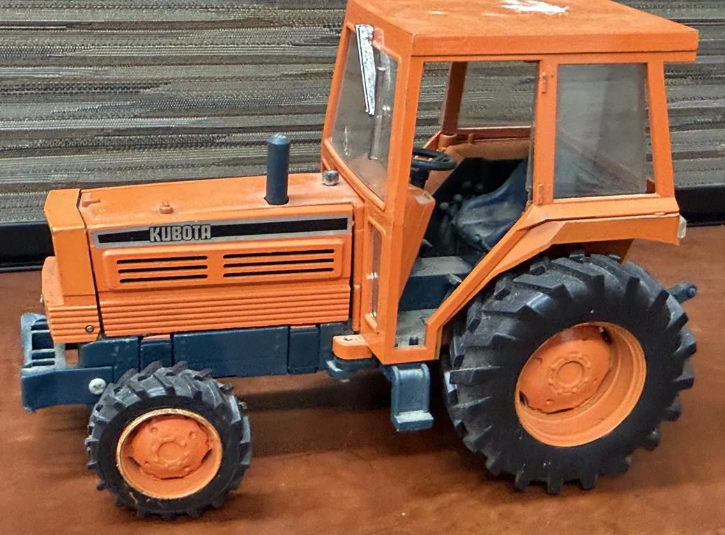 Kubota M Series Tractor - 1/20