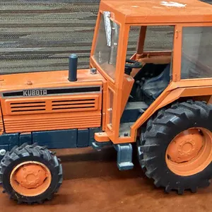 Kubota M Series Tractor - 1/20