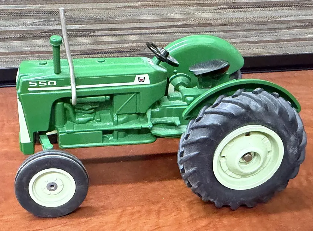 Oliver 550 Cast Collector Tractor - 1/16