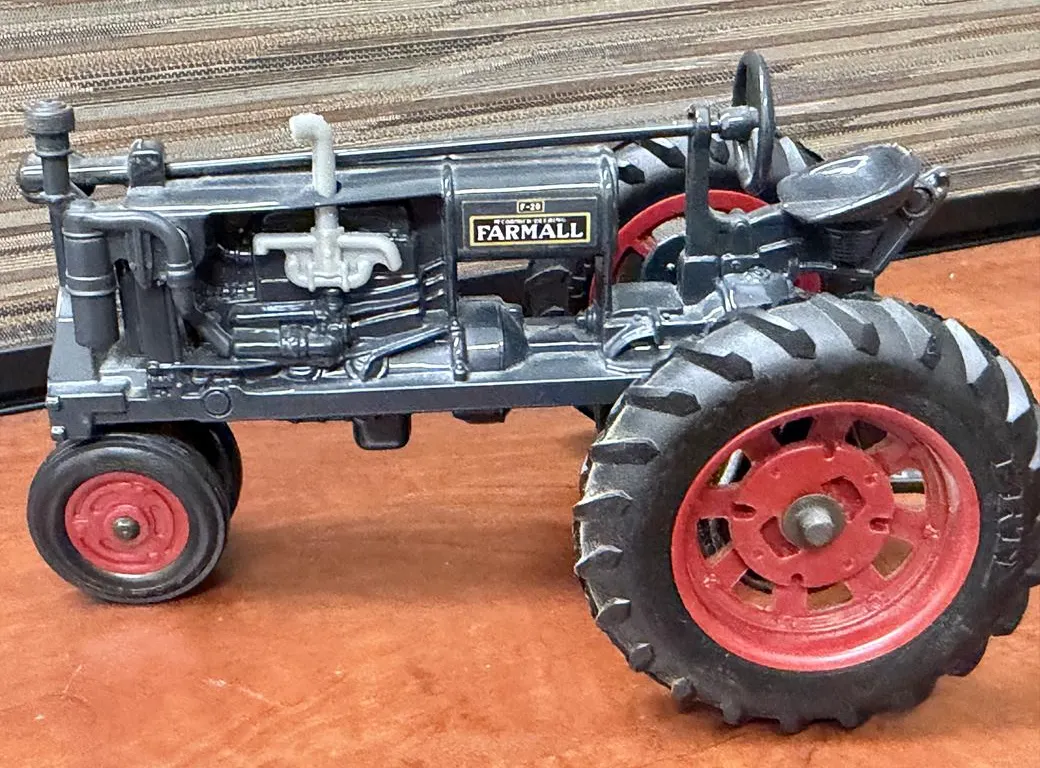 McCormick-Deering Farmall F20 Tractor - 1/16