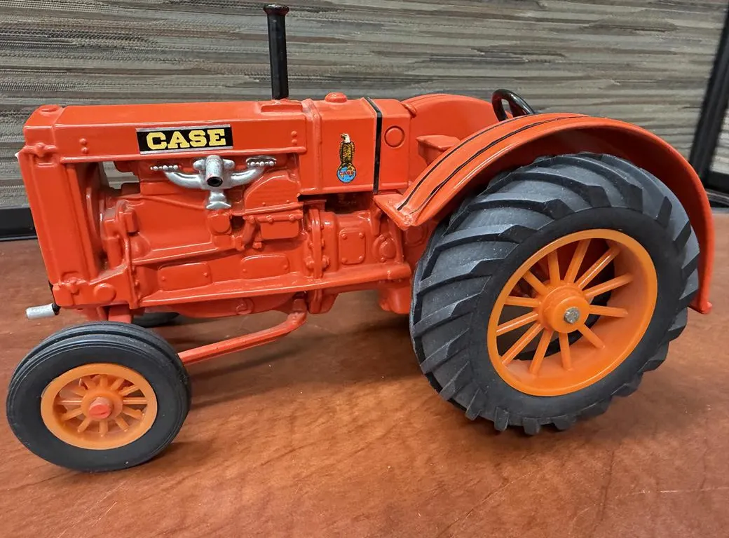 Case Eagle Metal Collectors Tractor - 1/16
