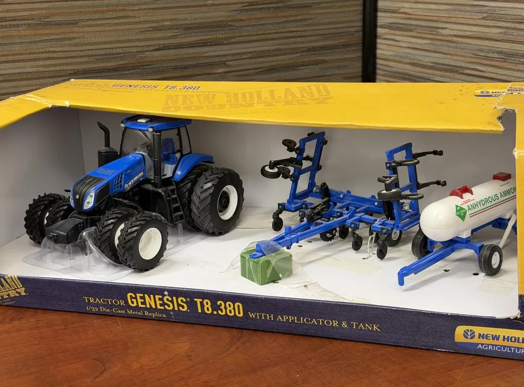 New Holland T8.380 Ertl Tractor 1/32 Applicator/Tank