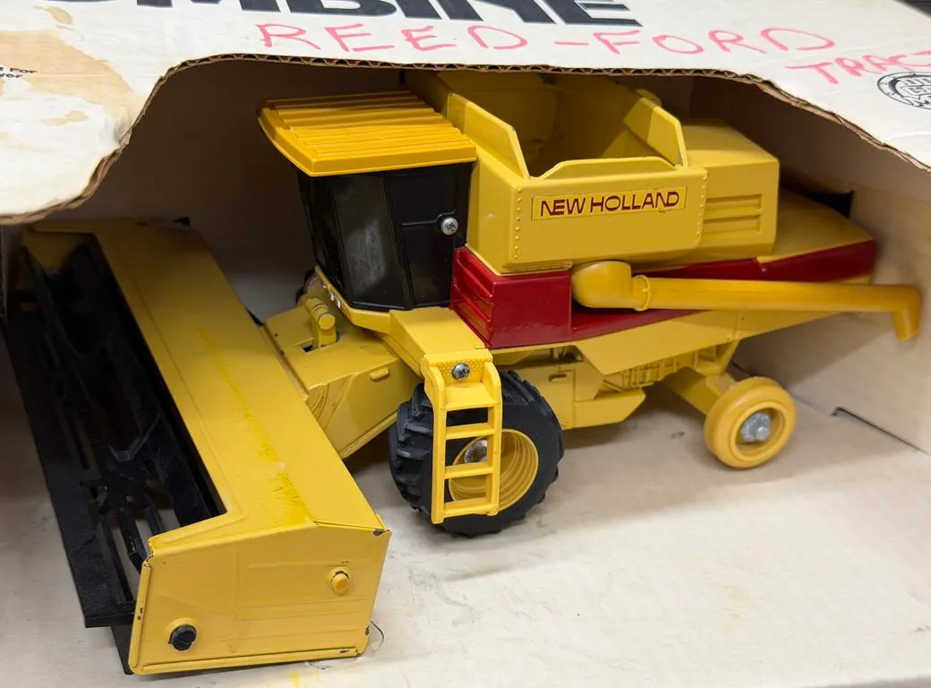 New Holland Combine with Corn Header (No Back Tire) - 1/32