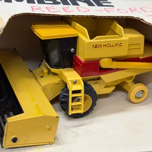 New Holland Combine with Corn Header (No Back Tire) - 1/32