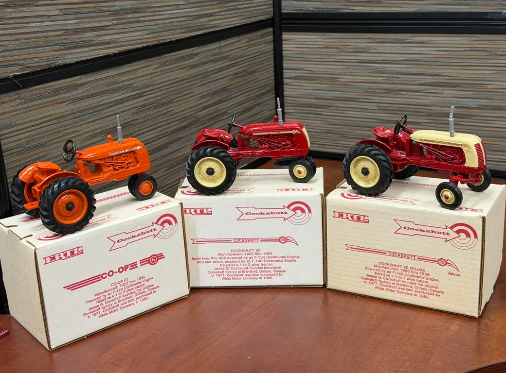 (3) (1989) Cockshutt/Coop Tractors: 20 Del, 20, E2 - 1/16