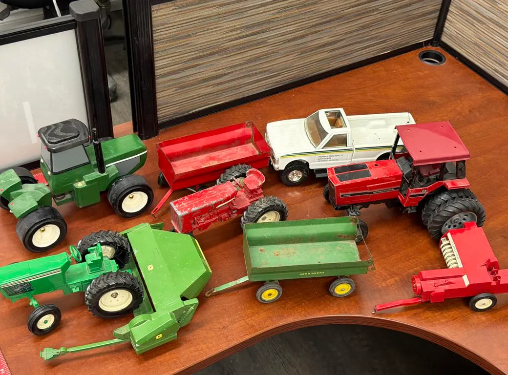 (9) Tractors/Truck/Implements - Worn