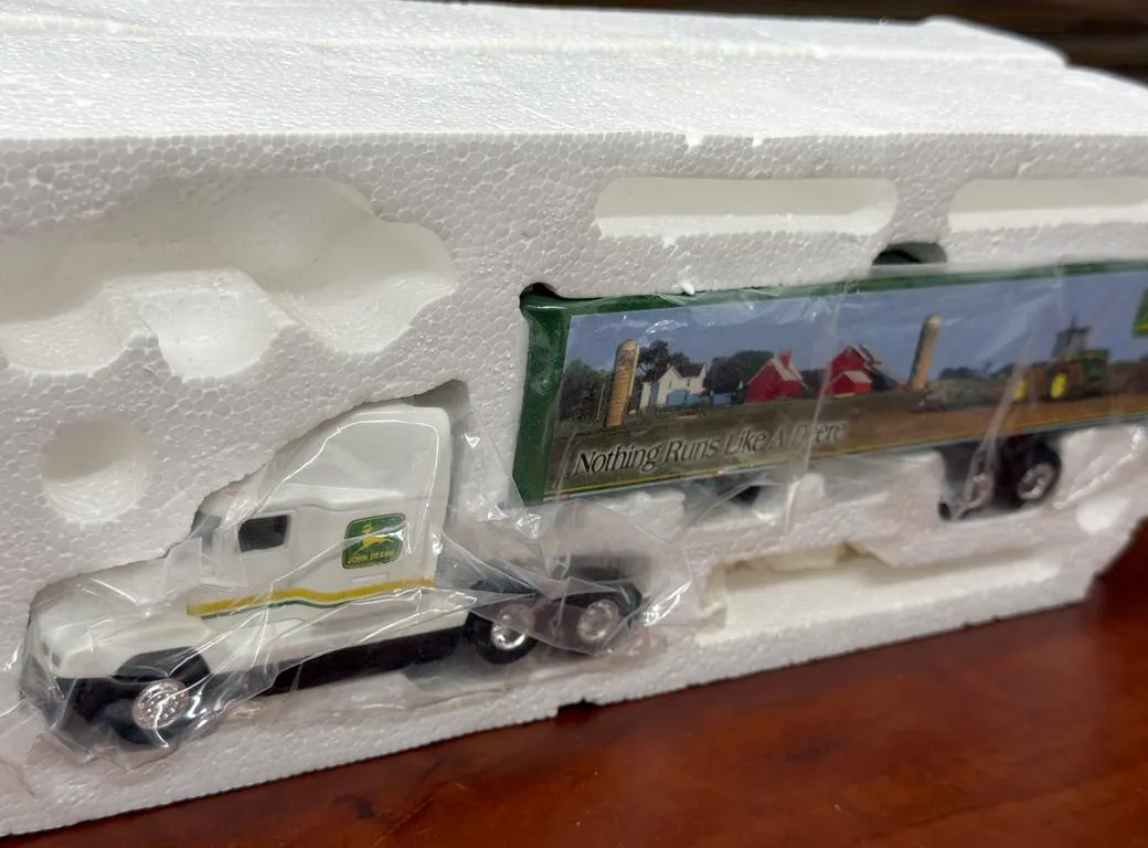 John Deere Freightliner Truck and Trailer 1/64 (White)