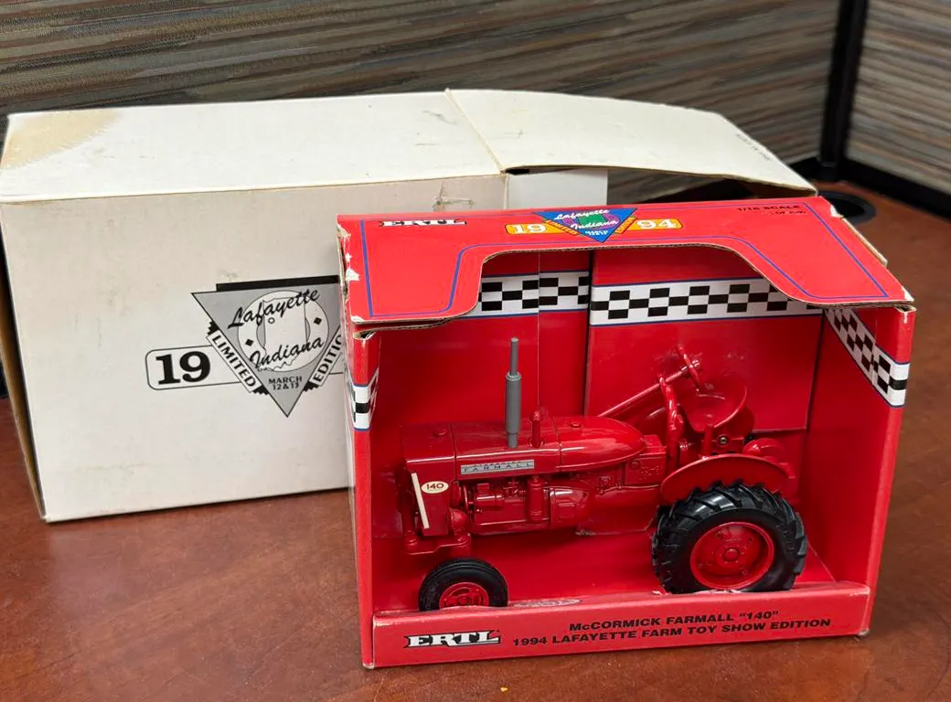 McCormick Farmall 140 Tractor - 1994 Show - 1/16