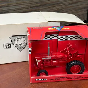 McCormick Farmall 140 Tractor - 1994 Show - 1/16