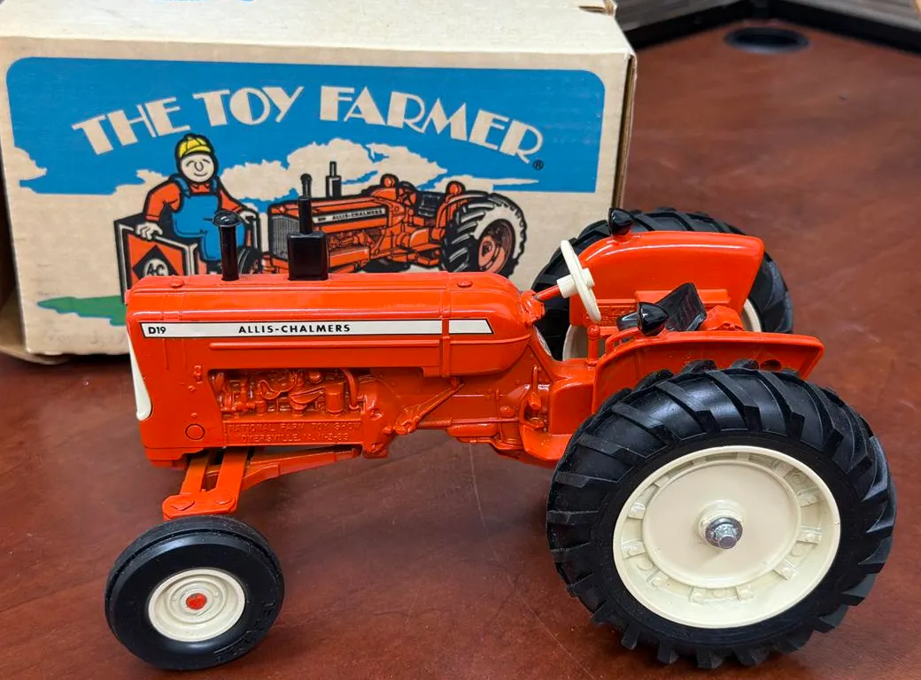 Allis-Chalmers D19 Tractor - 1/16