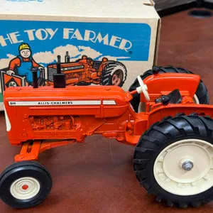 Allis-Chalmers D19 Tractor - 1/16