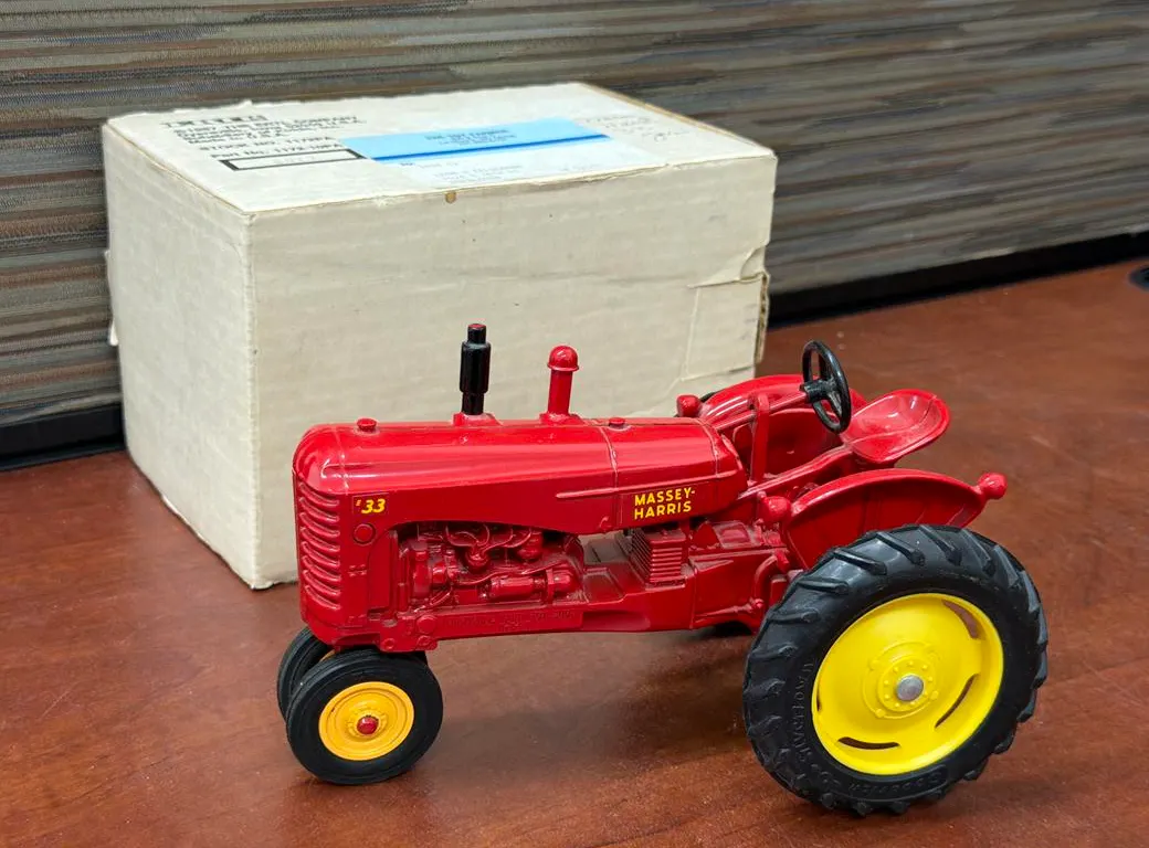 Massey Harris 33 Gas Tractor - 1/16