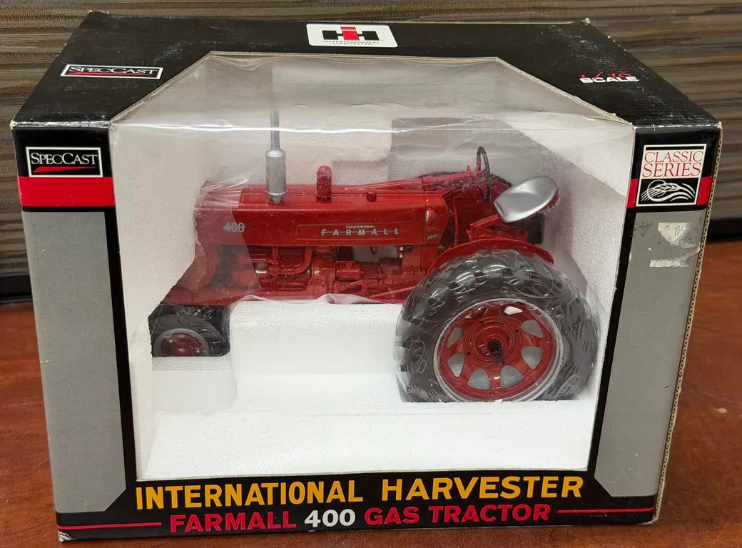 McCormick Farmall 400 Gas Tractor - 1/16