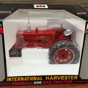 McCormick Farmall 400 Gas Tractor - 1/16