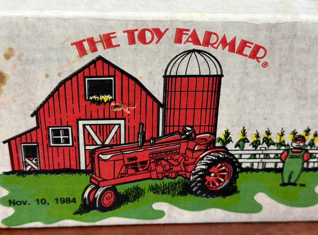 International Farmall 300 Tractor - 1/16
