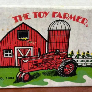 International Farmall 300 Tractor - 1/16