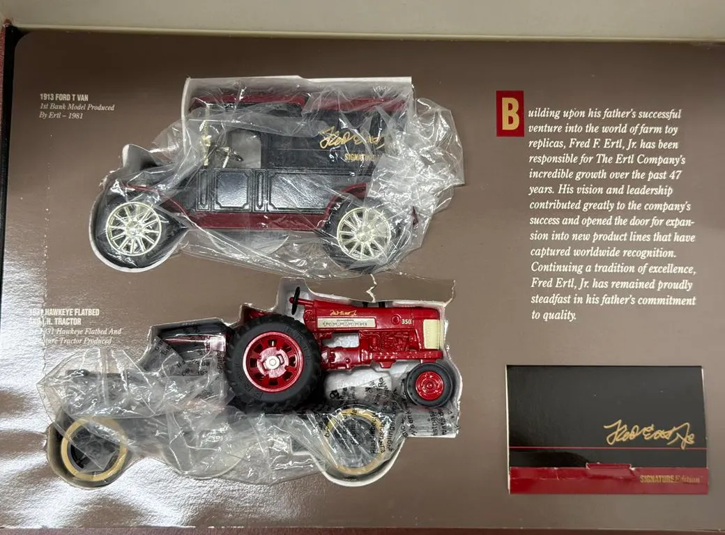 (3) IH Tractor/1913 Ford T Van/1931 Hawkeye Flat - 1/64