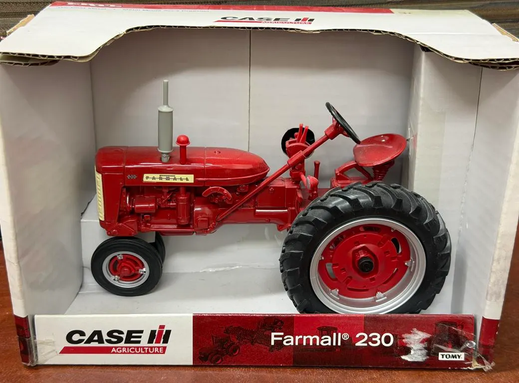 McCormick Farmall 230 Tractor - 1/16