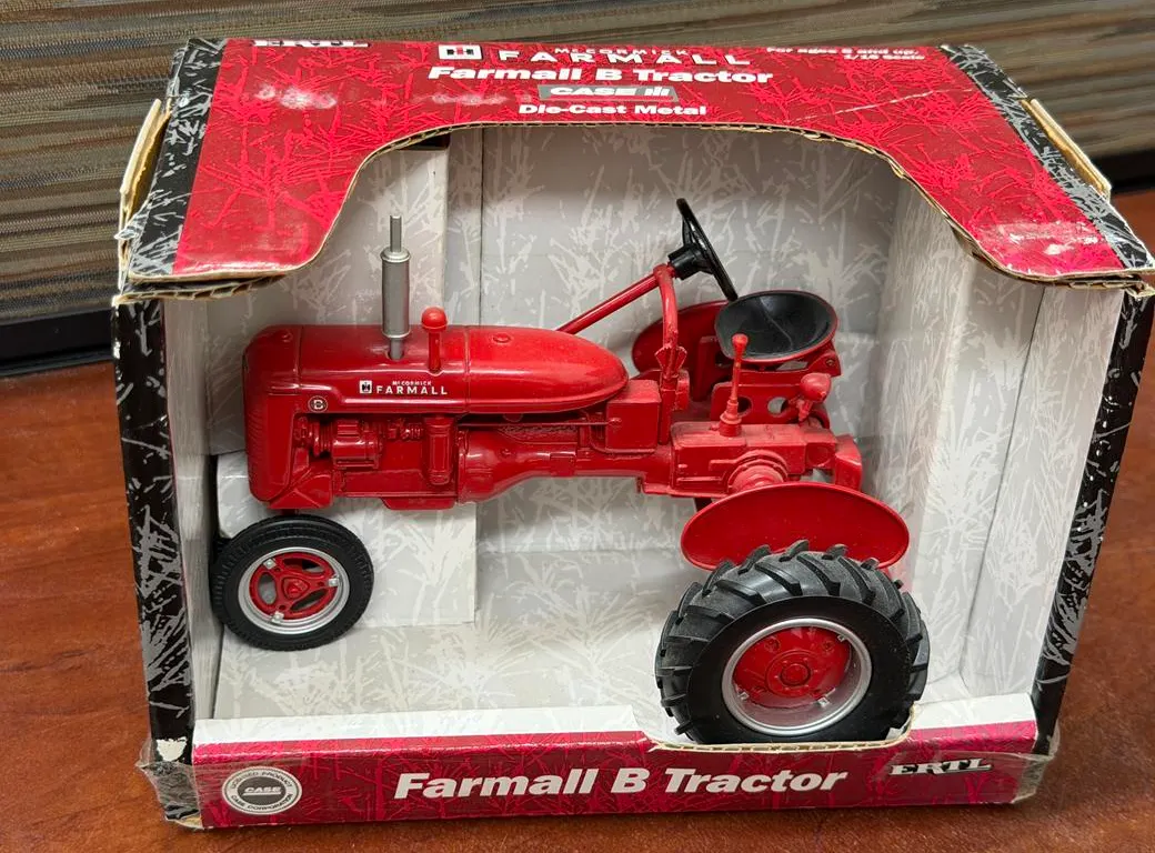 IH McCormick Farmall B Tractor - 1/16