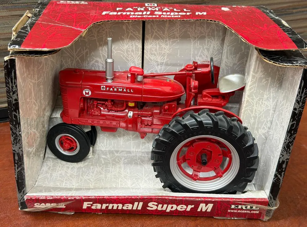 IH McCormick Farmall Super M Tractor - 1/16