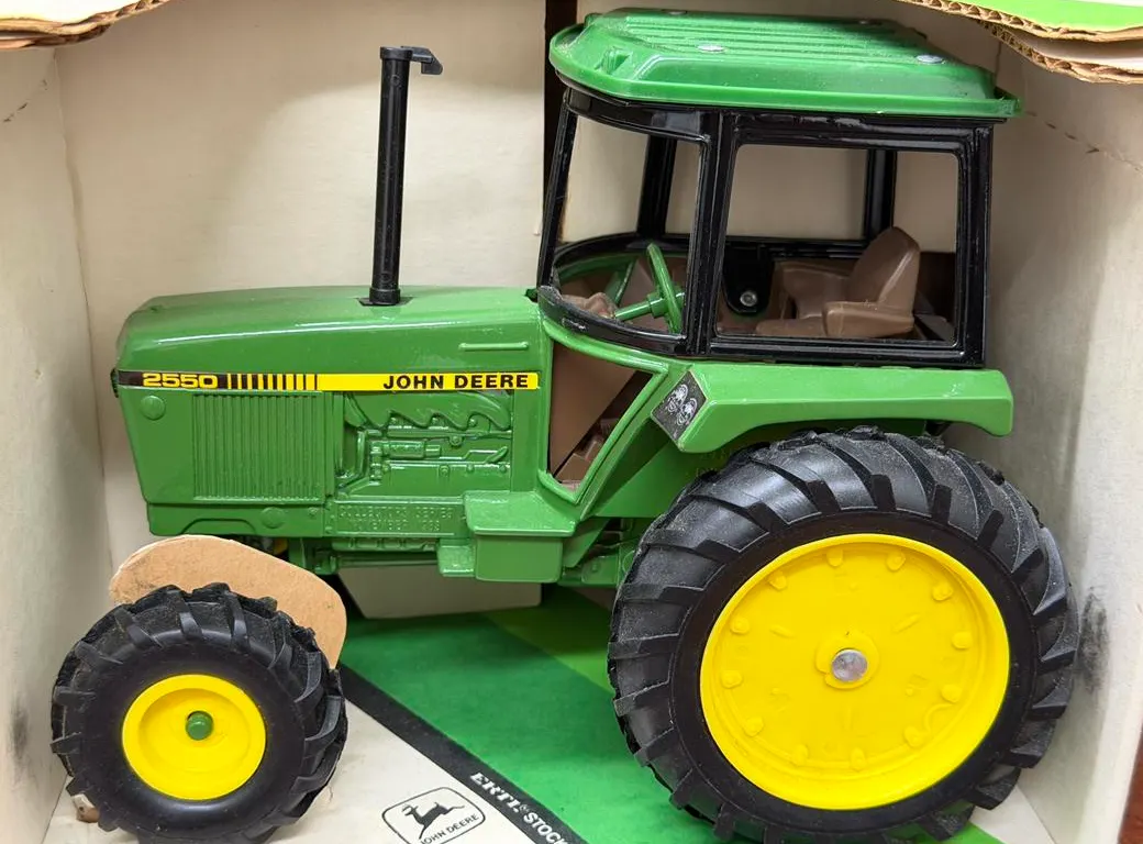 John Deere 2550 Tractor - 1/16