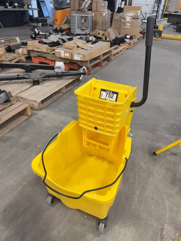 Rubbermaid Mop Bucket w/ Strainer
