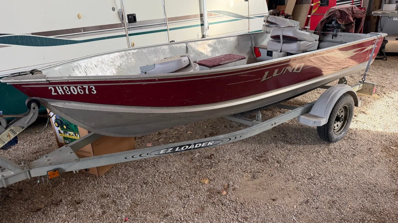 14’ Lund Aluminum Fishing Boat w/ 25hp OB Motor (Carb Job Completed) & EZ Loader Trailer