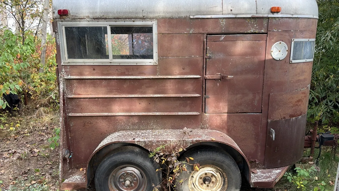 2 Horse Trailer, Seperation Stalls abd Tack Storage, Twin Axle