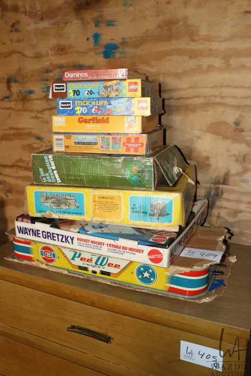 Selection of toys and games including PeeWee hockey, Wayne Gretzky rocket hockey, trains, puzzle etc
