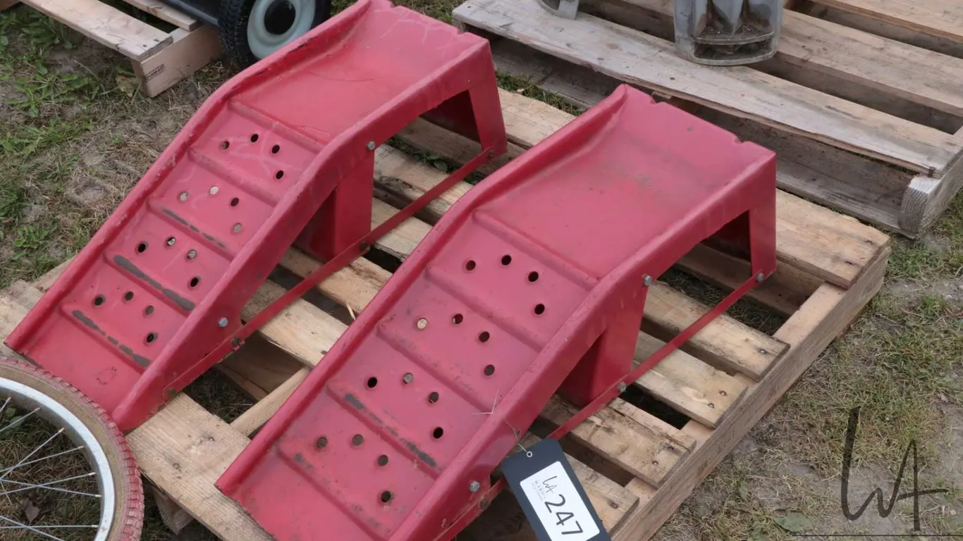Pair of metal vehicle ramps
