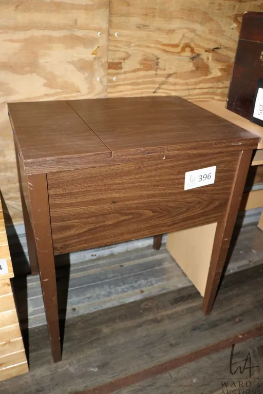 Sewing machine cabinet