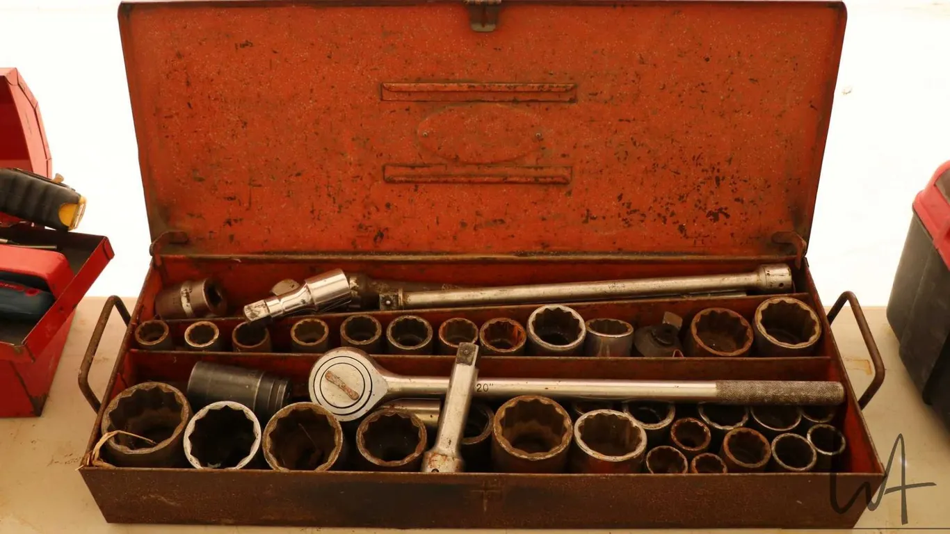 Tool box with sockets and ratchets