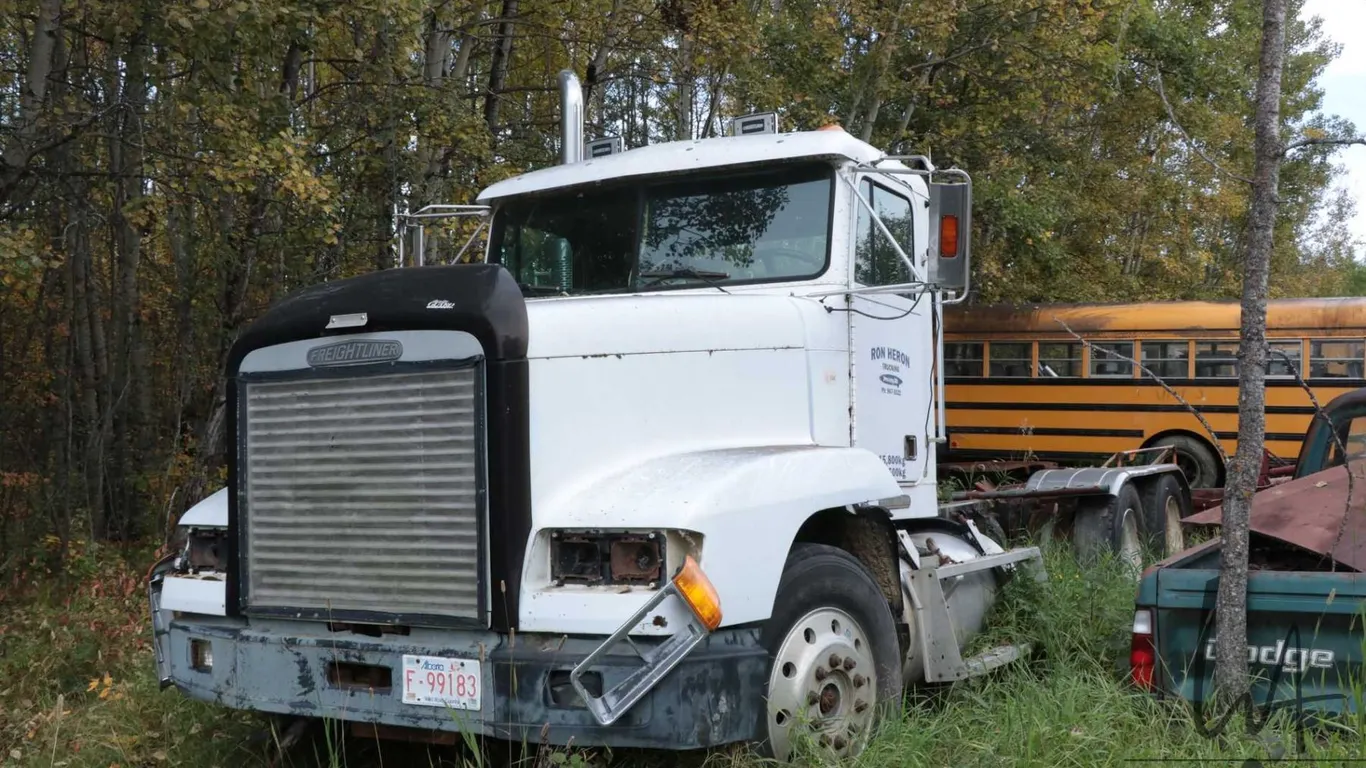 1995 Freightliner, not running or complete VIN YDXYB05P766352