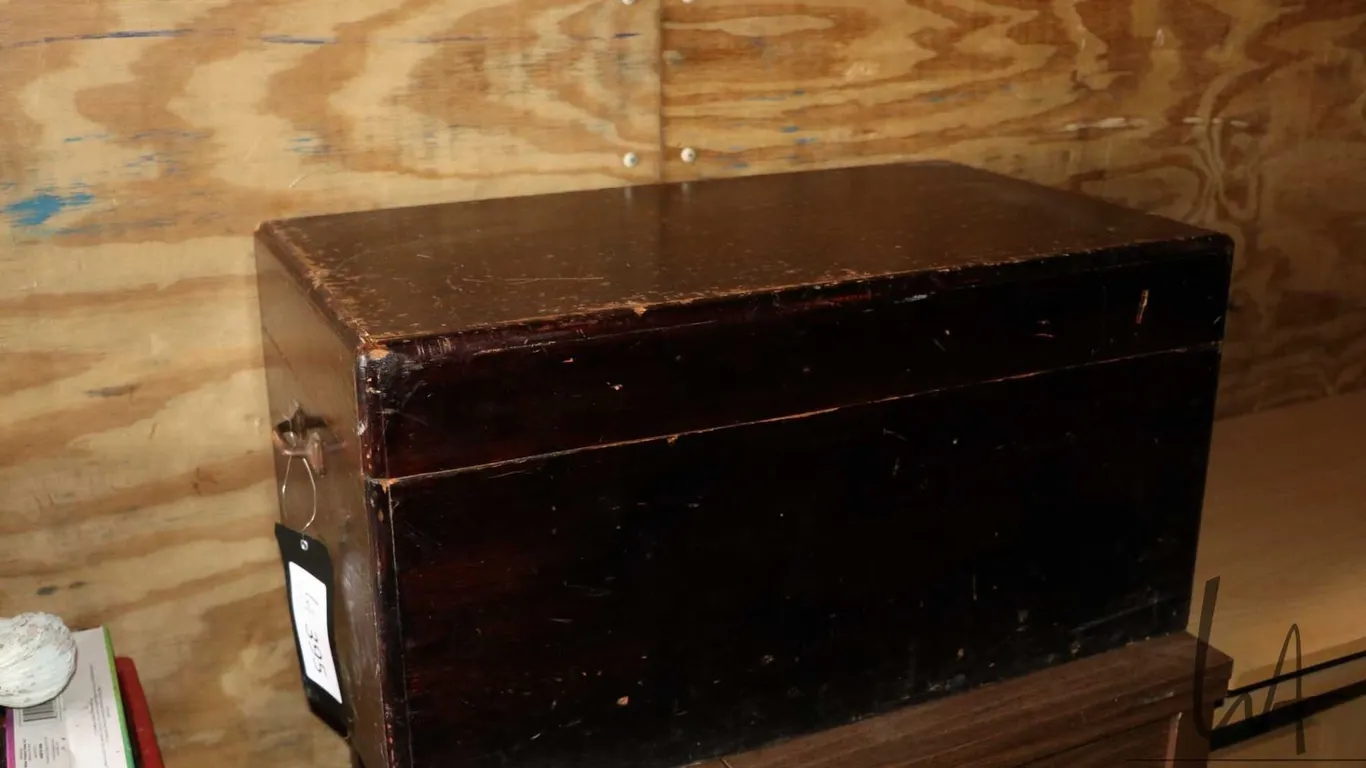 Vintage flip lid box