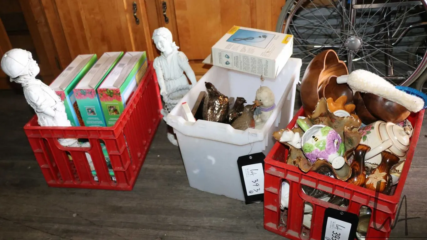 Selection of household decor etc.