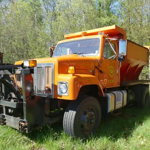 (#3-64)  2001 International 2574 Truck w/ Sander & Wing