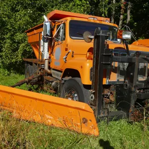 (#5-61)  2000 International 2574 Truck w/ Sander & Wing