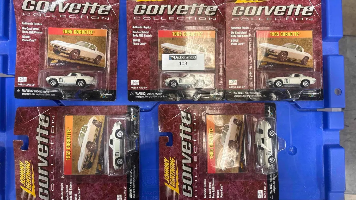 (5) JOHNNY LIGHTNING LOT